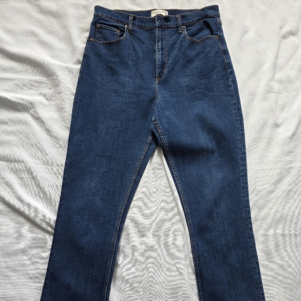 Abercrombie & Fitch Medium Wash Blue Jeans, Size 32/14L